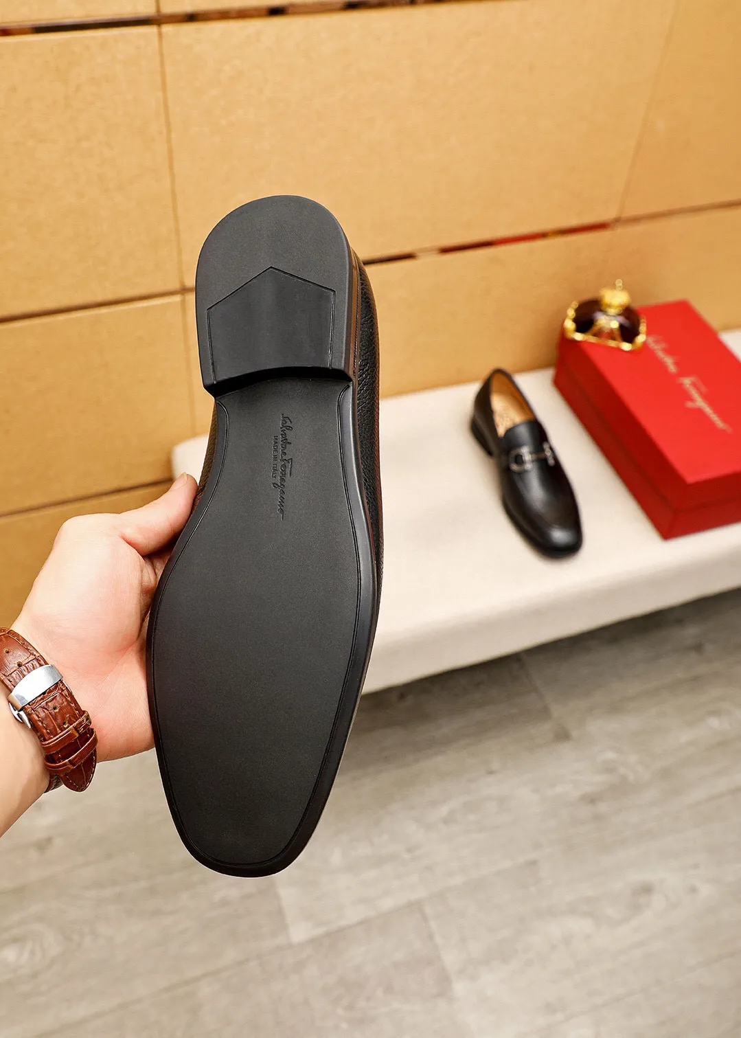 Men's shoes 💰480 💐 Product trademark: Ferragamo "Ferragamo" casual leather shoes Regular size: 38-44 (45🉑️customized) Product materials: Selected imported first-layer pebbled cowhide leather upper + luxury hardware buckle, imported water-dyed cow leather lining. Strong three-dimensional visual effect, original rubber outsole Color: 3⃣️seed leather materials available